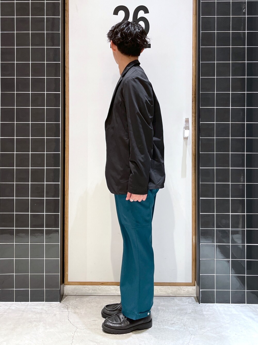 「niko and ...、ニコアンド、NUMERALS、テーラードジャケット、タックイン、白Tシャツ、ワイドパンツ、カラーパンツ、グリーン、スラックス、革靴、KLEMAN、低身長コーデ、きれいめカジュアル、春コーデ」｜「NUMERALSの[NUMERALS]ストレッチベーシックジャケット[セットアップ対応]（テーラードジャケット、ブラック系）」を使った、ぜっきーさん（メンズ・165cm）の冬コーディネートの3枚目の写真