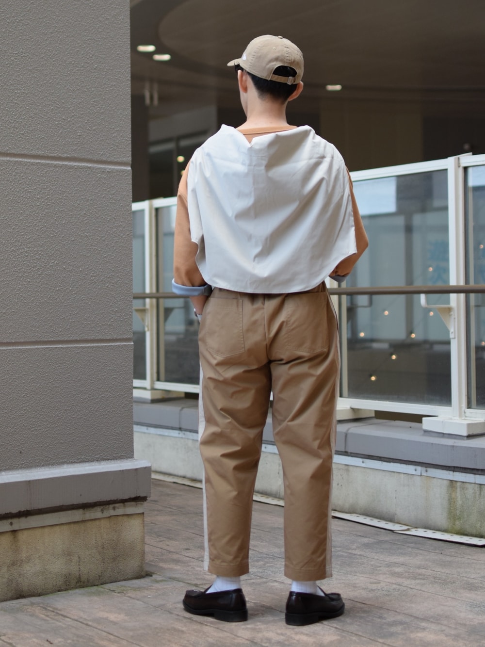 「niko and ...、ニコアンド、ビッグシルエット、7分袖、Tシャツ、タックイン、テーパードパンツ、ラインパンツ、肩掛け、革靴、ローファー、HARUTA、キャップ、NEW ERA、低身長コーデ」|「niko and...のリバーシブル7分袖プルオーバー(Tシャツ/カットソー、イエロー系)」を使った、ぜっきーさん(メンズ・165cm)の春コーディネートの5枚目の写真