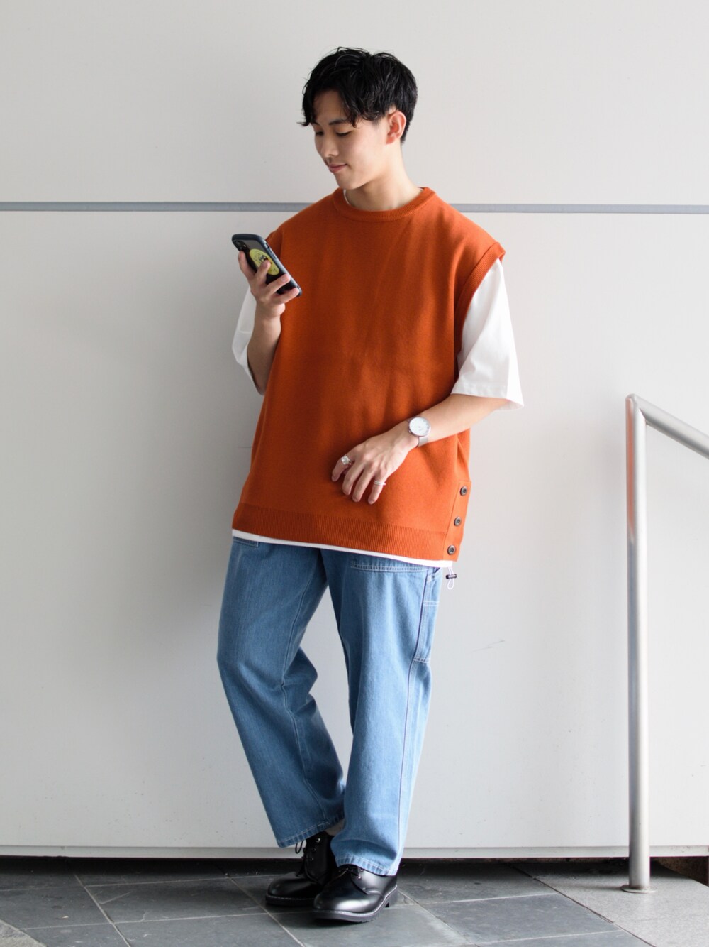 「niko and ...、ニコアンド、ビッグT、白Tシャツ、ニットベスト、オレンジ、デニムパンツ、ペインターパンツ、革靴、きれいめカジュアル」｜「niko and...のデザインポケットドロストTシャツ（Tシャツ/カットソー、ホワイト系）」を使った、ぜっきーさん（メンズ・165cm）の夏コーディネートの1枚目の写真