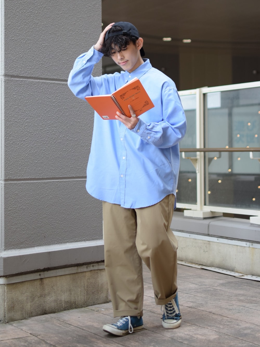 「niko and ...、ニコアンド、ブルーシャツ、シャツスタイル、ビッグシャツ、ワイドパンツ、ベージュパンツ、スラックス、春コーデ、コンバース、ハイカットスニーカー、キャップ、オーバーサイズ、低身長コーデ、きれいめカジュアル」｜「CONVERSEのALL STAR US COLORS HI オールスター ＵＳ カラーズ ハイ 31303201（スニーカー、ブルー系）」を使った、ぜっきーさん（メンズ・165cm）の春コーディネートの1枚目の写真