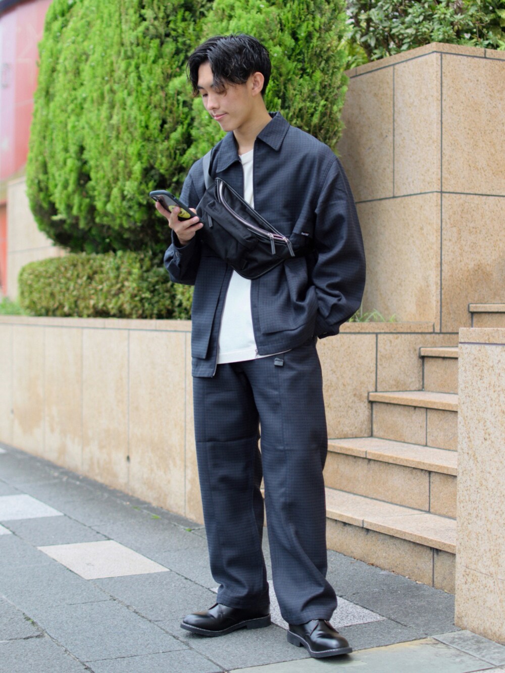 「セットアップ、セットアップスタイル、ドリズラージャケット、白Tシャツ、ビッグT、7分袖、ワイドパンツ、チェックパンツ、革靴、ゆるコーデ、オーバーサイズ、シンプル、低身長コーデ、きれいめカジュアル、秋先取りコーデ」｜「niko and...の[Smart tech(スマートテック)]無地柄ブルゾン（ブルゾン、ブルー系）」を使った、ぜっきーさん（メンズ・165cm）の秋コーディネートの1枚目の写真