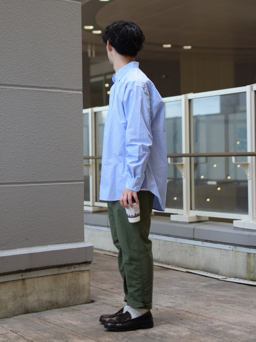 「春服みてみて、春コーデ、シャツスタイル、ストライプ、ストライプシャツ、水色シャツ、ロンT、白Tシャツ、カーキパンツ、革靴、ローファー、ロールアップ、ビッグシルエット、きれいめカジュアル、低身長コーデ」｜「niko and...のスタンダードテックボタンダウンシャツ（シャツ/ブラウス、ブルー系）」を使った、ぜっきーさん（メンズ・165cm）の春コーディネートの3枚目の写真