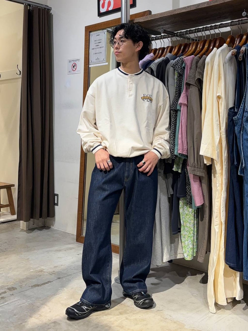 「低身長、体型カバー、ゆったり、niko and ...、スウェット、ワイドパンツ、デニムパンツ、NKJコーデ_niko and ...」｜「niko and...の【niko and ...JEANS 2025SS】ワイド5ポケットデニムパンツ（デニムパンツ、ブルー系）」を使った、ぜっきーさん（メンズ・165cm）の春コーディネートの1枚目の写真