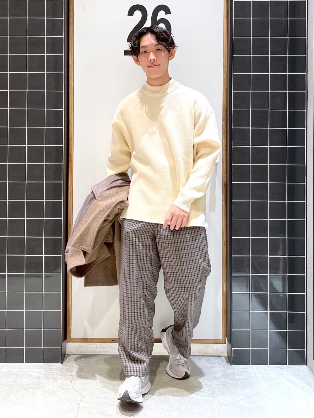 「niko and ...、ニコアンド、私の推しブランド、ビッグシルエット、スラックス、冬コーデ、ロングコート、チェスターコート、モックネック、ニット、白ニット、ワイドパンツ、チェックパンツ、低身長コーデ、厚底シューズ」｜「niko and...のPEネップ起毛コート（チェスターコート、その他）」を使った、ぜっきーさん（メンズ・165cm）の冬コーディネートの5枚目の写真