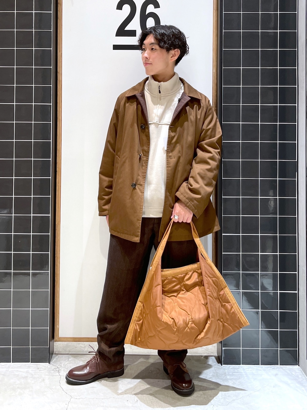 「niko and ...、ニコアンド、クリスマスに着たい服、ビッグシルエット、ショートコート、ステンカラーコート、ハイネック、ハーフジップ、ワイドパンツ、冬コーデ、革靴、トートバッグ、ワントーンコーデ、低身長コーデ、きれいめカジュアル」｜「niko and...のリバーシブルショートコート（ステンカラーコート、イエロー系）」を使った、ぜっきーさん（メンズ・165cm）の冬コーディネートの2枚目の写真