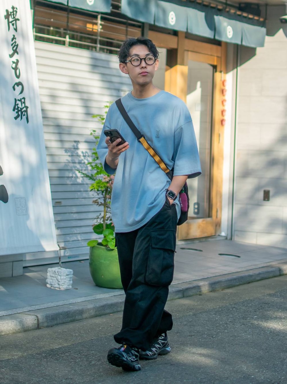 「低身長、低身長コーデ、niko and ...、ニコアンド、DOD、DODとニコアンド_nikoand...、パステルカラー、ロゴT、カーゴパンツ、ワイドパンツ、スニーカー、ショルダーバッグ、メガネ男子、春夏コーデ、アウトドアスタイル」｜「niko and...の【DOD(ディーオーディー)】コラボマルチショルダー付きニンジン（ショルダーバッグ、ブラック系）」を使った、ぜっきーさん（メンズ・165cm）の春コーディネートの1枚目の写真