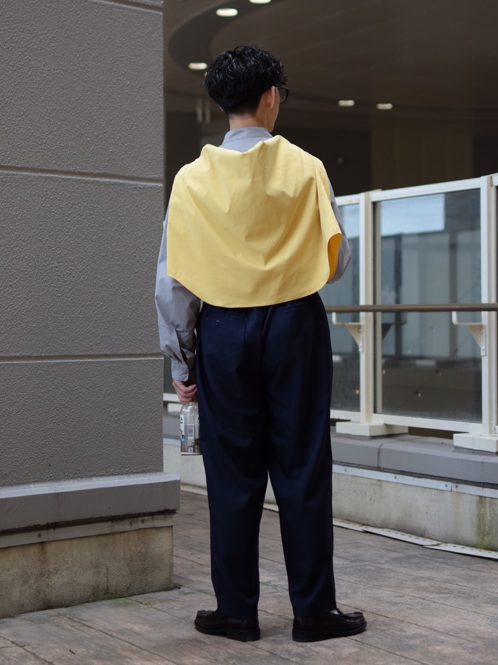 「niko and ...、ニコアンド、春夏コーデ、シャツスタイル、ノーカラーシャツ、バンドカラーシャツ、イエロー、肩掛け、ワイドパンツ、イージーパンツ、テーパードパンツ、革靴、ローファー、タックイン、低身長コーデ」｜「NUMERALSの[NUMERALS]バンドカラーシャツ（シャツ/ブラウス、グレー系）」を使った、ぜっきーさん（メンズ・165cm）の春コーディネートの5枚目の写真