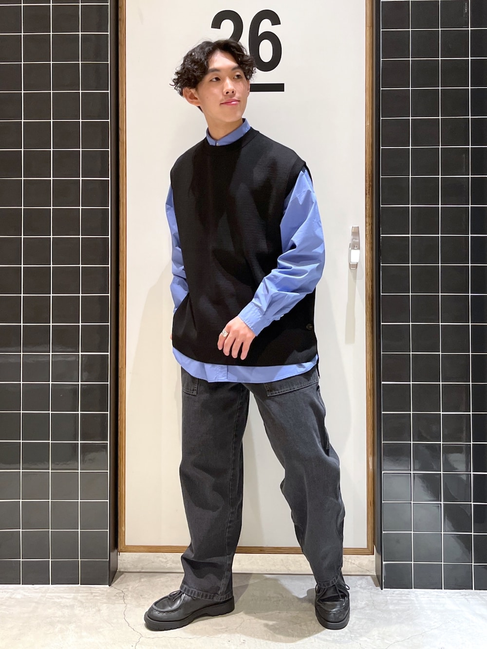 「niko and ...、ニコアンド、青シャツ、シャツ、ニットベスト、ベスト、ワイドパンツ、ワイドデニム、ペインターパンツ、革靴、KLEMAN、低身長コーデ、レイヤードスタイル、春コーデ、きれいめカジュアル」｜「niko and...のmiulisse(ミュウリス）Wポケットシャツ[ストレッチ・イージーケア]（シャツ/ブラウス、ブルー系）」を使った、ぜっきーさん（メンズ・165cm）の冬コーディネートの5枚目の写真