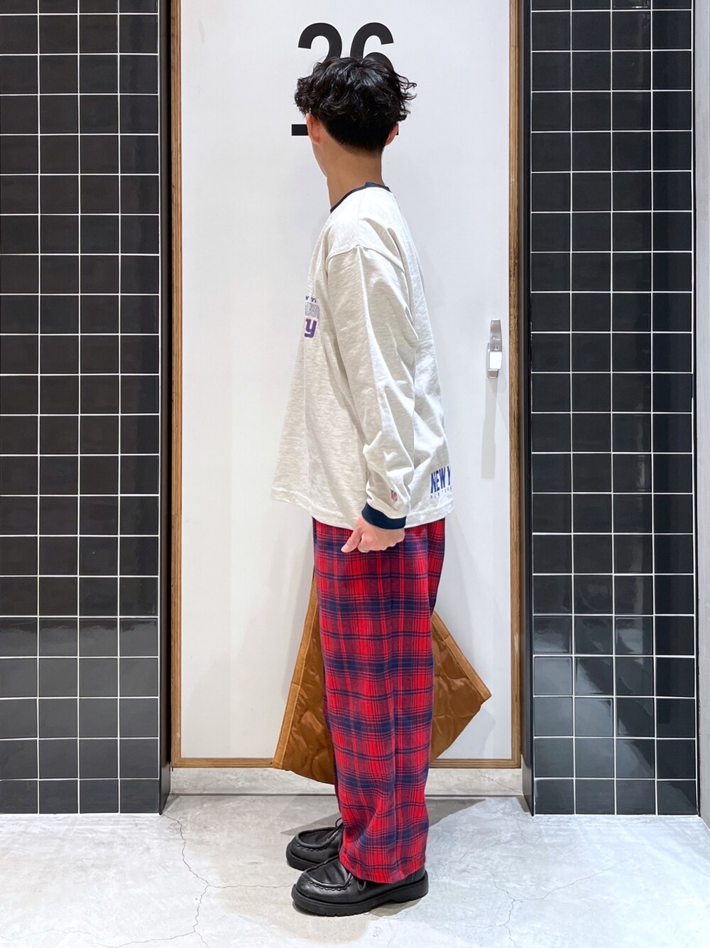 「niko and ...、ニコアンド、私の推しブランド、ロゴT、ロンT、ワイドパンツ、チェックパンツ、チェック柄に恋してる、トートバッグ、カジュアルコーデ、春コーデ、低身長コーデ、シンプルコーデ、NFL、ゆるコーデ」｜「NFLの【NFL×niko and ...】コラボロンＴ（Tシャツ/カットソー、グレー系）」を使った、ぜっきーさん（メンズ・165cm）の冬コーディネートの3枚目の写真