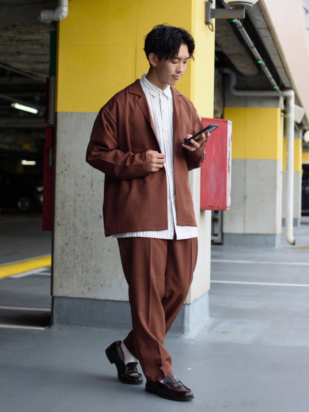 「テーパードパンツ、カーディガン、ビッグシルエット、セットアップ、白シャツ、ローファー、スラックス、ワイドパンツ、ストライプシャツ、きれいめカジュアル、ニコアンド、シャツスタイル、ブラウンコーデ、niko and ...、秋コーデ」｜「niko and...の【9/2 ヒルナンデスOA放映アイテム】[セットアップ対応]ハイツイストツイルシャツカーディガン（カーディガン/ボレロ、ブラウン系）」を使った、ぜっきーさん（メンズ・165cm）の秋コーディネートの1枚目の写真