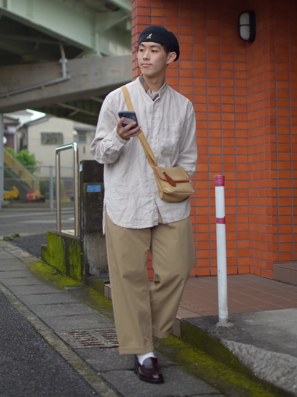「FUDGEBOYのトラッドスタイル、ベレー帽、KANGOL、ノーカラーシャツ、リネンシャツ、ワイドパンツ、ベージュパンツ、niko and ...、ニコアンド、ローファー、HARUTA、ショルダーバッグ、BRADY、きれいめカジュアル、低身長コーデ」｜「LOWRYS FARMのアソートスカーフ　854744（バンダナ/スカーフ、ベージュ系）」を使った、ぜっきーさん（メンズ・165cm）の春コーディネートの1枚目の写真