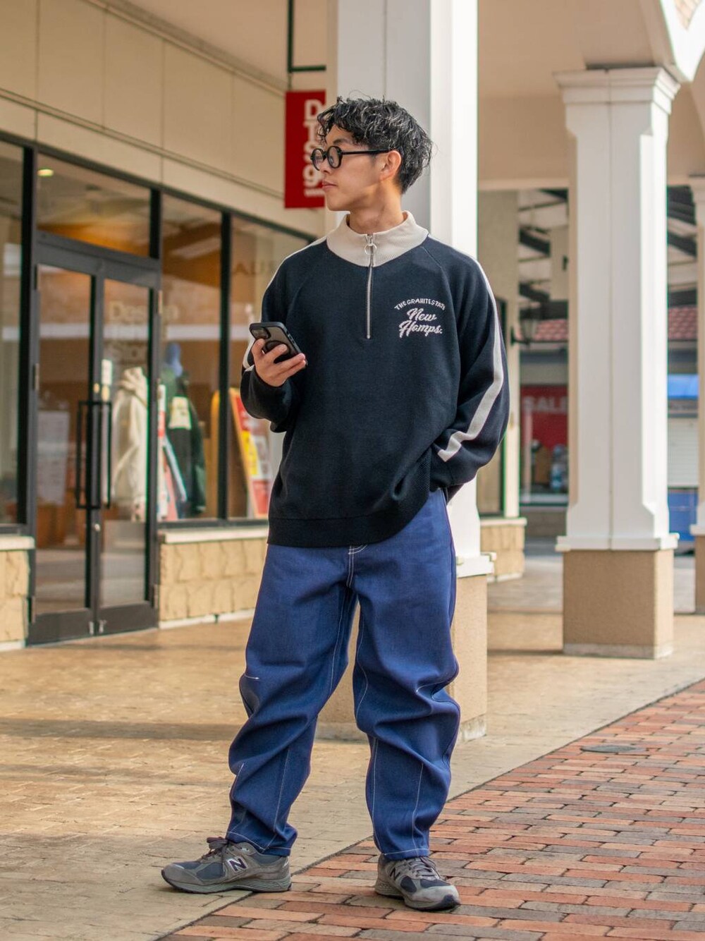 「低身長、低身長コーデ、niko and ...、ニコアンド、ニット、ワイドパンツ、デニムパンツ、ワイドデニム、スニーカー」｜「niko and...のカーブデザインデニムパンツ（デニムパンツ、ブルー系）」を使った、ぜっきーさん（メンズ・165cm）の冬コーディネートの1枚目の写真