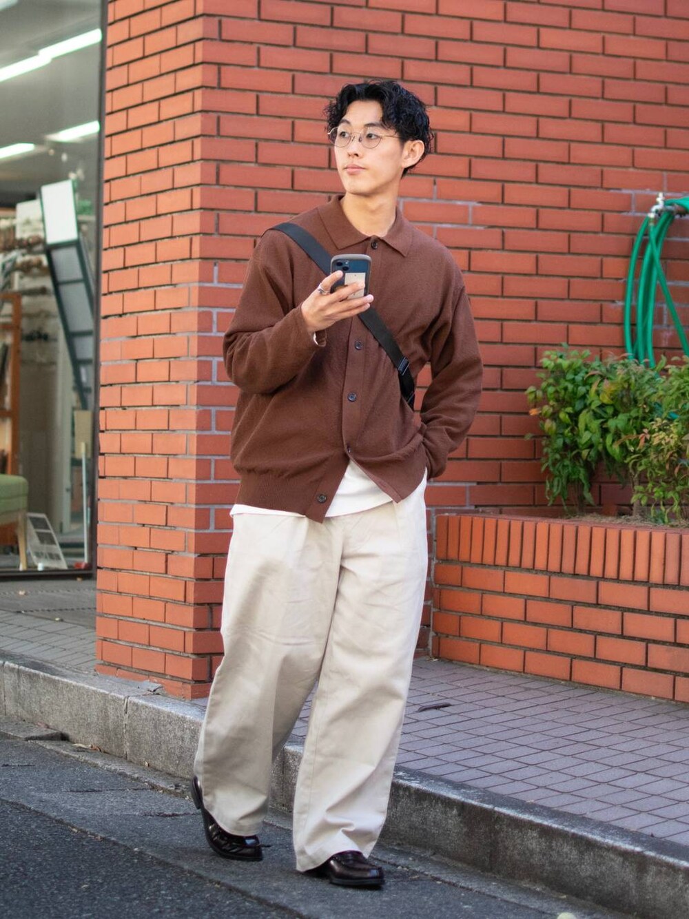 「低身長、低身長コーデ、niko and...、ニコアンド、ファッションを楽しもう、WEARyouthコーデ、カーディガン、ニット、ワイドパンツ、白パンツ、ローファー、ショルダーバッグ、秋コーデ、ブラウン、シティーボーイ」｜「niko and...の2タックワイドテーパード（その他パンツ、ベージュ系）」を使った、ぜっきーさん（メンズ・165cm）の秋コーディネートの1枚目の写真