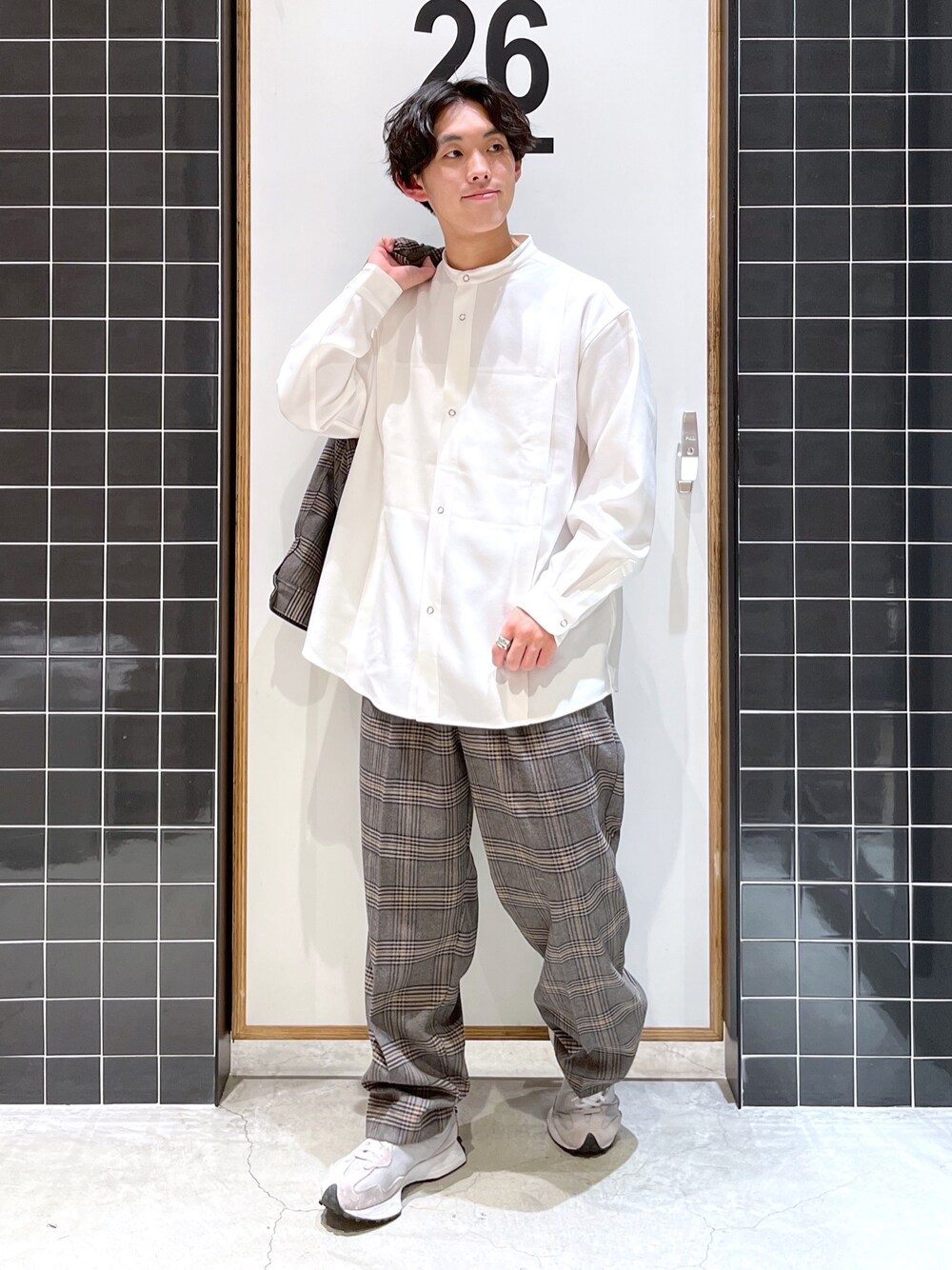 「niko and ...、ニコアンド、私の推しブランド、CPOジャケット、CPOシャツ、チェックシャツ、ノーカラーシャツ、白シャツ、チェックパンツ、スラックス、ワイドパンツ、新年一発目、セットアップ、低身長コーデ、厚底シューズ」｜「niko and...のツイルチェックCPOジャケット（ブルゾン、グレー系）」を使った、ぜっきーさん（メンズ・165cm）の冬コーディネートの4枚目の写真
