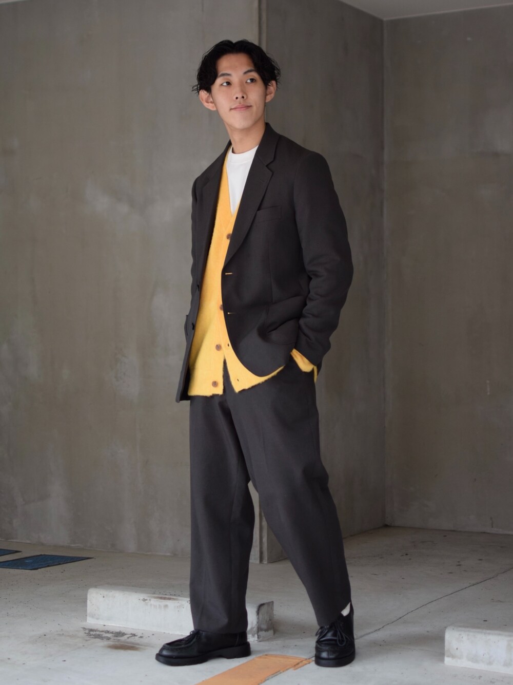 「UNIQLO、UNIQLO U、ユニクロ、セットアップ、テーラードジャケット、ジャケット、カーディガン、ニットカーディガン、カラーニット、スラックス、ワイドパンツ、テーパードパンツ、革靴、低身長コーデ、シンプルコーデ」｜「UNIQLOのテーラードジャケット セットアップ可能（その他アウター、グレー系）」を使った、ぜっきーさん（メンズ・165cm）の冬コーディネートの1枚目の写真
