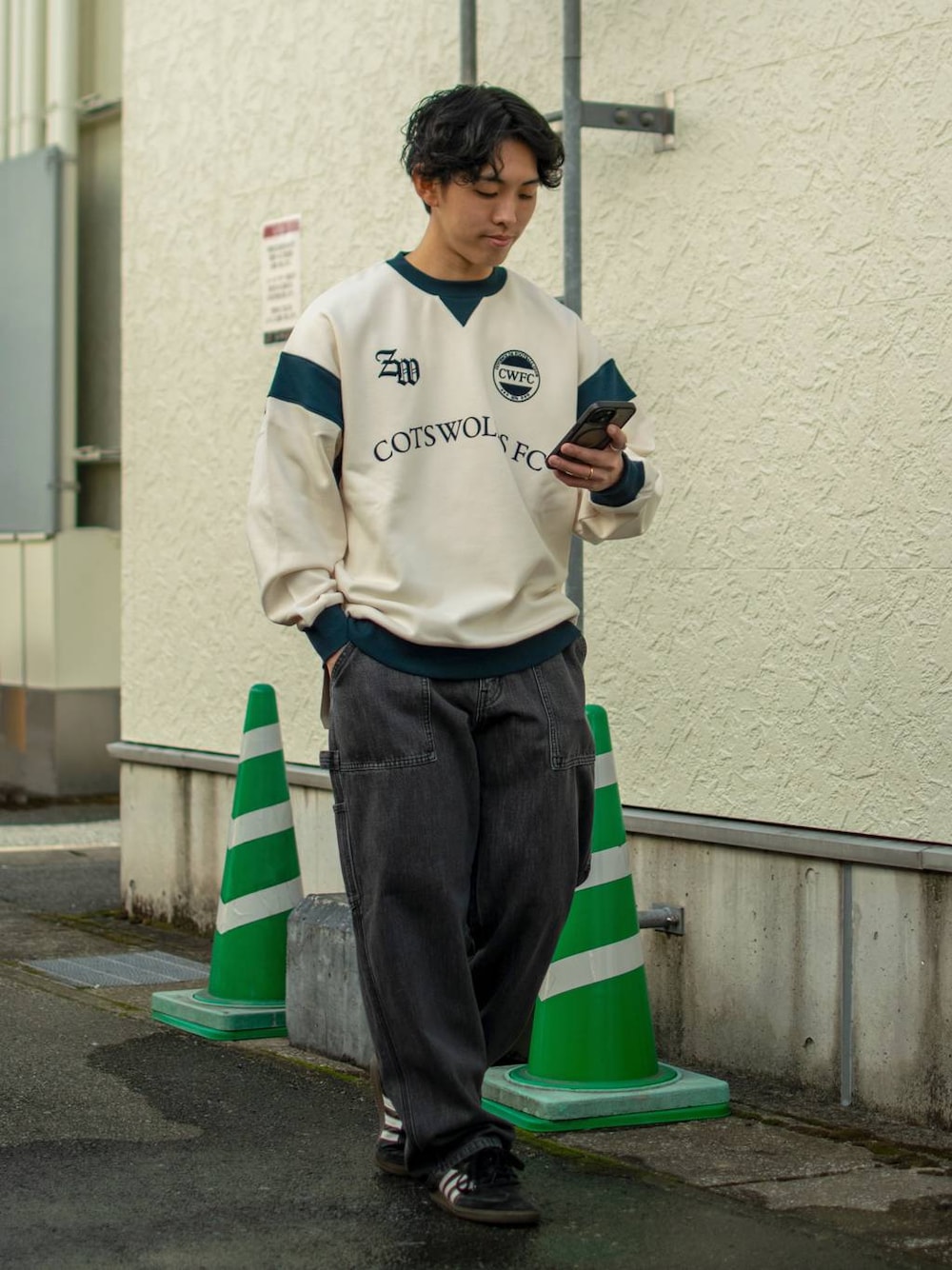 「低身長、体型カバー、ゆったり、niko and ...、スウェット、ワイドパンツ、デニムパンツ、NKJコーデ_niko and ...」｜「niko and...のレトロスポーツロゴプルオーバー（スウェット、ホワイト系）」を使った、ぜっきーさん（メンズ・165cm）の冬コーディネートの1枚目の写真