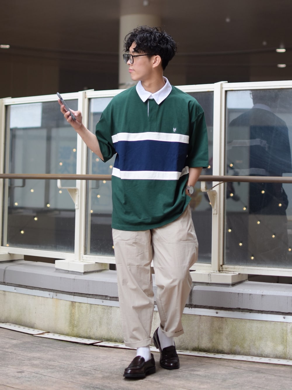 「niko and ...、ニコアンド、ラガーシャツ、ロゴT、ビッグT、切り替え、ワイドパンツ、ワークパンツ、ロールアップ、革靴、ローファー、きれいめカジュアル、アメカジ、低身長コーデ、FUDGEBOYのトラッドスタイル」｜「niko and...の切り替えラガーTシャツ（Tシャツ/カットソー、グリーン系）」を使った、ぜっきーさん（メンズ・165cm）の春コーディネートの1枚目の写真