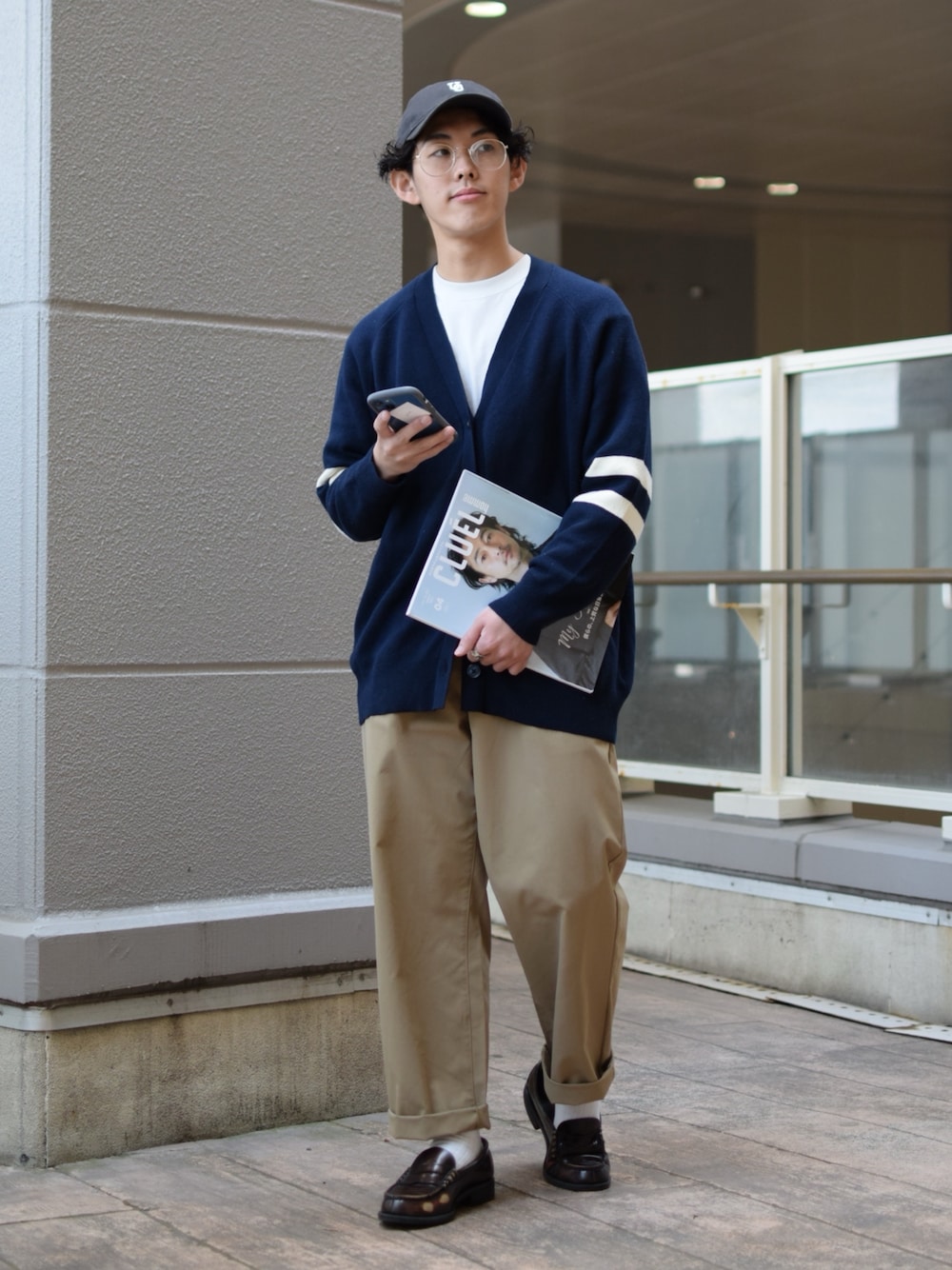 「niko and ...、ニコアンド、春ニット、ネイビーニット、カーディガン、春コーデ、ワイドパンツ、ベージュパンツ、革靴、ローファー、レイヤードスタイル、ビッグシルエット、キャップ、きれいめカジュアル、低身長コーデ」｜「UNIVERSAL OVERALLの【UNIVERSAL OVERALL】別注ウォッシュドコットンローキャップ（キャップ、グレー系）」を使った、ぜっきーさん（メンズ・165cm）の春コーディネートの5枚目の写真