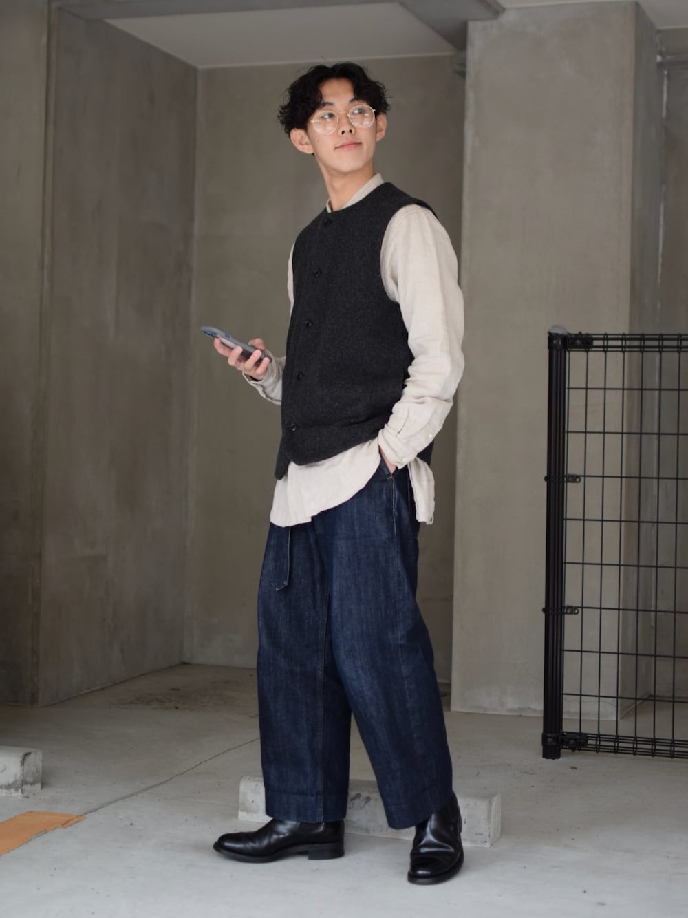 「きれいめカジュアル、ロングコート、チェスターコート、ダブルチェスターコート、BASIS BROEK、ノーカラーシャツ、リネンシャツ、ベスト、CONFECT、サイドゴアブーツ、ワイドデニム、MHL.、BRADY、ミニバッグ、低身長コーデ」｜「BASISBROEKのBASISBROEK/バージスブルック　KING/キング/チェスターコート（ステンカラーコート、ブラック系）」を使った、ぜっきーさん（メンズ・165cm）の冬コーディネートの5枚目の写真