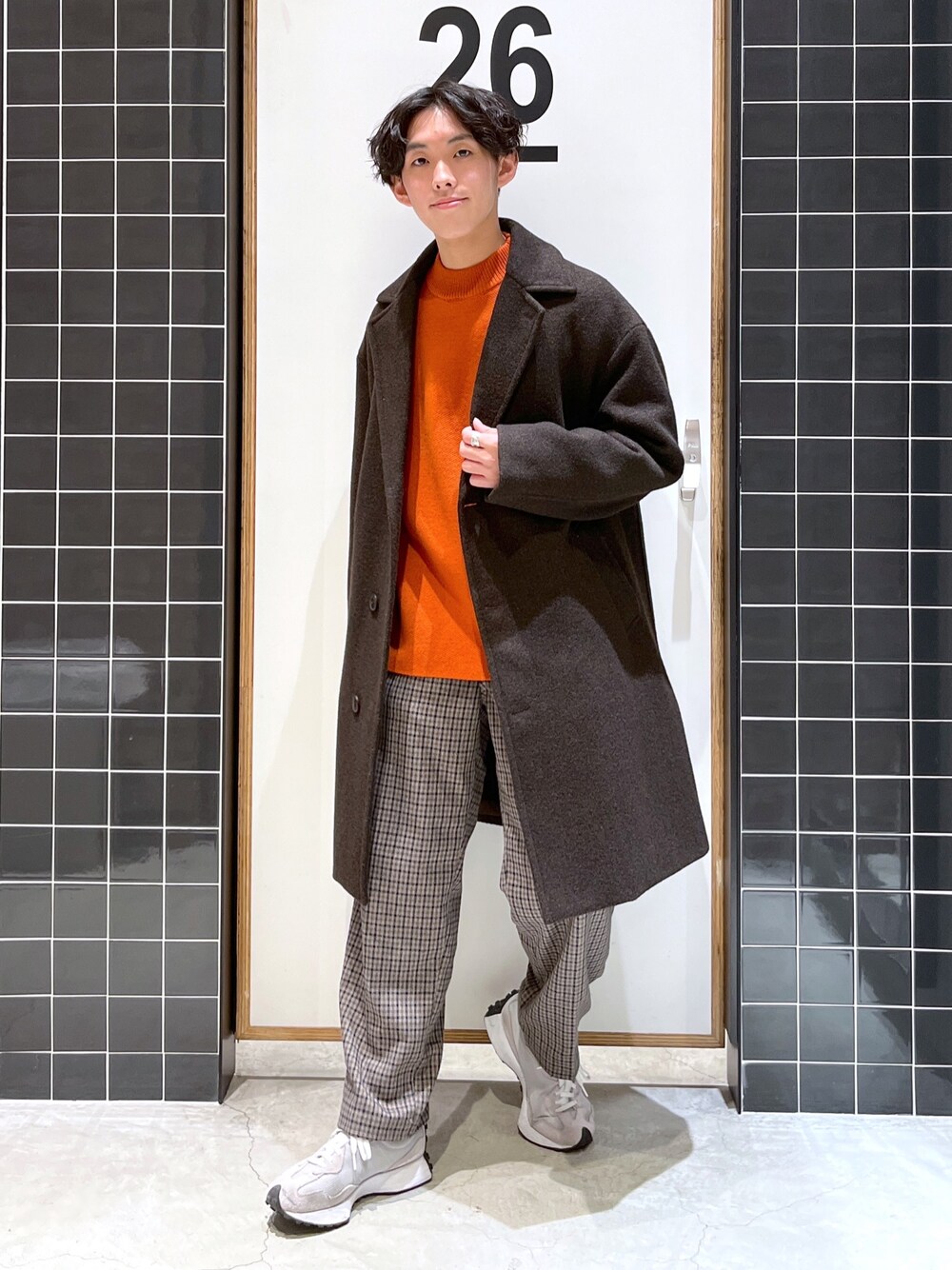 「niko and ...、ニコアンド、ロングコート、チェスターコート、モックネック、モックネックニット、ワイドパンツ、チェックパンツ、スラックス、冬コーデ、私の推しブランド、厚底シューズ、New Balance、低身長コーデ、オレンジ」｜「niko and...のPEネップ起毛コート（チェスターコート、ブラウン系）」を使った、ぜっきーさん（メンズ・165cm）の冬コーディネートの5枚目の写真