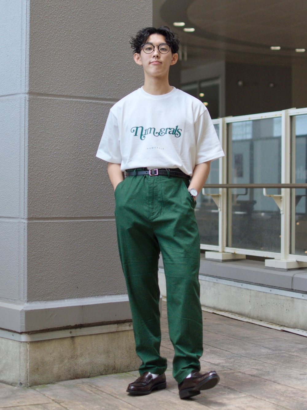 「niko and ...、ニコアンド、NUMERALS、ロゴT、白Tシャツ、カラーパンツ、リネンパンツ、グリーン、ローファー、タックイン、低身長コーデ、春夏コーデ、きれいめカジュアル、初夏コーデ、シンプルコーデ」｜「NUMERALSの【UNISEX】[NUMERALS]UDRプリントBIGTシャツ（Tシャツ/カットソー、ホワイト系）」を使った、ぜっきーさん（メンズ・165cm）の春コーディネートの1枚目の写真