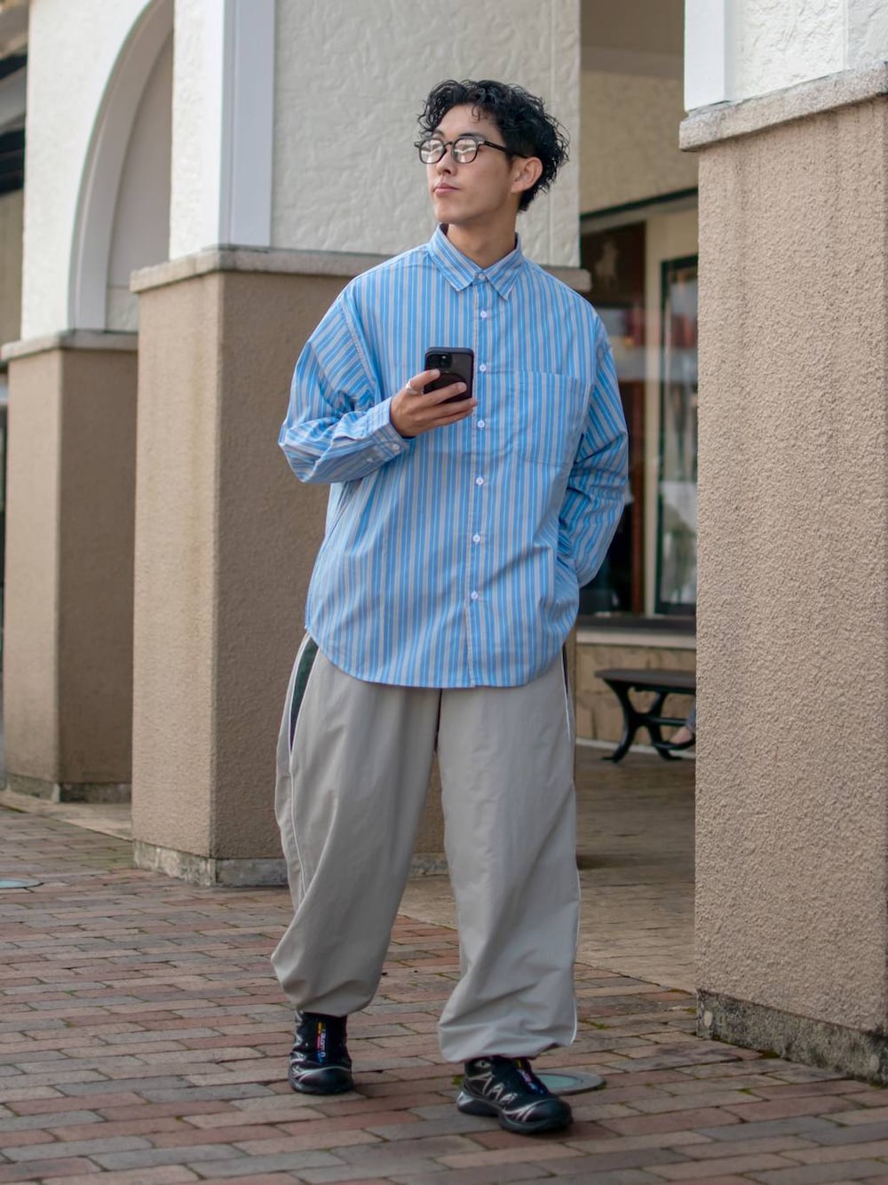 「niko and ...、ニコアンド、低身長、低身長コーデ、シャツ、ストライプシャツ、ワイドパンツ、トラックパンツ、スニーカー、メガネ男子」｜「niko and...のウェリントンカラーサングラス（サングラス、その他）」を使った、ぜっきーさん（メンズ・165cm）の秋コーディネートの1枚目の写真