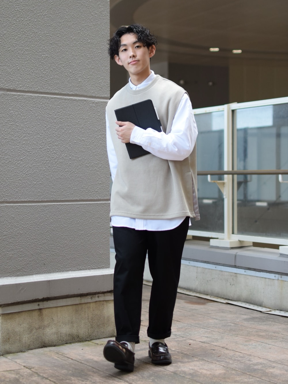 「niko and ...、ニコアンド、白シャツ、シャツスタイル、ベスト、黒パンツ、ワイドパンツ、テーパードパンツ、ローファー、革靴、きれいめカジュアル、レイヤードスタイル、春コーデ、ビッグシルエット、低身長コーデ」｜「niko and...のオックスボタンダウンビッグシャツ（シャツ/ブラウス、ホワイト系）」を使った、ぜっきーさん（メンズ・165cm）の春コーディネートの1枚目の写真