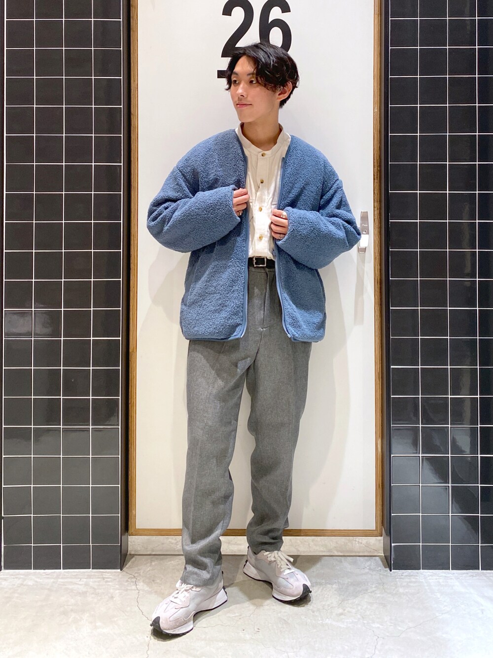 「白シャツ、New Balance、ボア、スラックス、ワイドパンツ、水色、タックイン、厚底シューズ、ボアジャケット、ニコアンド、ノーカラーシャツ、グレーパンツ、低身長コーデ、niko and ...、バンドカラーシャツ」｜「niko and...のリバーシブルボアZIPカーディガン（ブルゾン、ブルー系）」を使った、ぜっきーさん（メンズ・165cm）の秋コーディネートの1枚目の写真