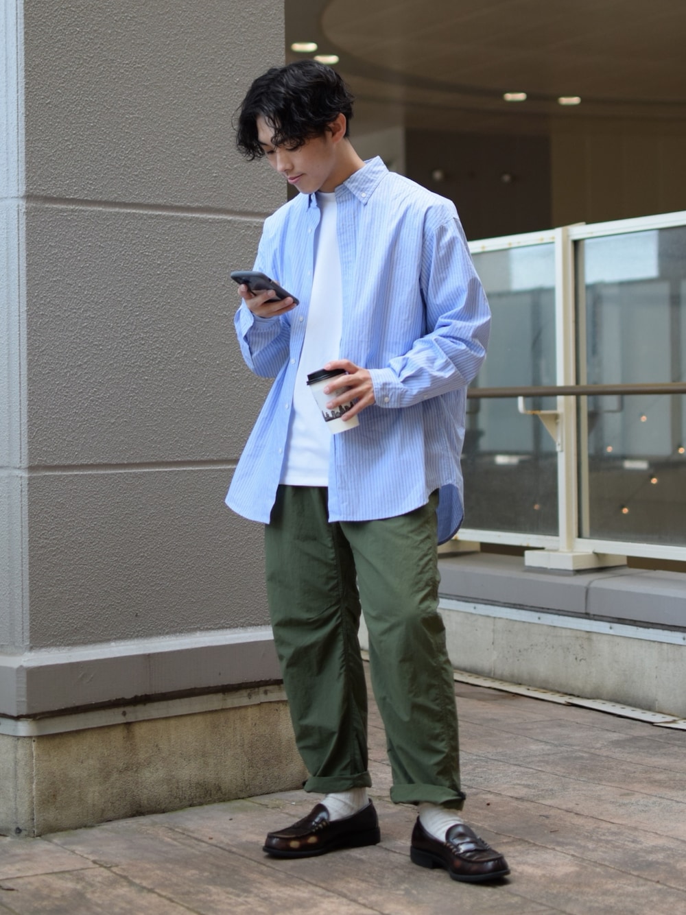 「春服みてみて、春コーデ、シャツスタイル、ストライプ、ストライプシャツ、水色シャツ、ロンT、白Tシャツ、カーキパンツ、革靴、ローファー、ロールアップ、ビッグシルエット、きれいめカジュアル、低身長コーデ」｜「niko and...のスタンダードテックボタンダウンシャツ（シャツ/ブラウス、ブルー系）」を使った、ぜっきーさん（メンズ・165cm）の春コーディネートの5枚目の写真