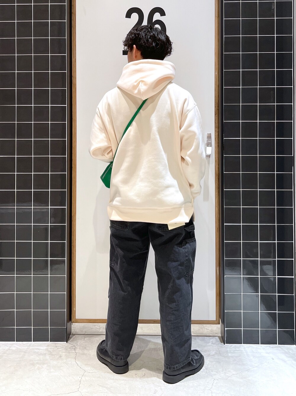「niko and ...、ニコアンド、白パーカー、パーカー、パーカーコーデ、ワイドパンツ、ワイドデニム、ペインターパンツ、革靴、KLEMAN、ショルダーバッグ、低身長コーデ、グリーン、ビッグシルエット、グリーンバッグ」｜「niko and...の速乾パイル起毛パーカー（パーカー、ベージュ系）」を使った、ぜっきーさん（メンズ・165cm）の冬コーディネートの4枚目の写真