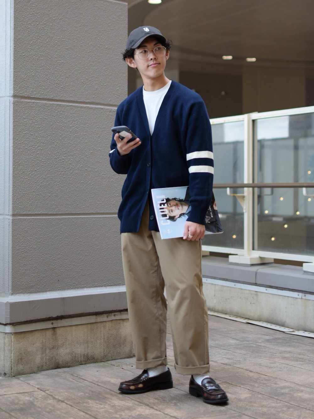 「niko and ...、ニコアンド、春ニット、ネイビーニット、カーディガン、春コーデ、ワイドパンツ、ベージュパンツ、革靴、ローファー、レイヤードスタイル、ビッグシルエット、キャップ、きれいめカジュアル、低身長コーデ」｜「UNIVERSAL OVERALLの【UNIVERSAL OVERALL】別注ウォッシュドコットンローキャップ（キャップ、グレー系）」を使った、ぜっきーさん（メンズ・165cm）の春コーディネートの1枚目の写真