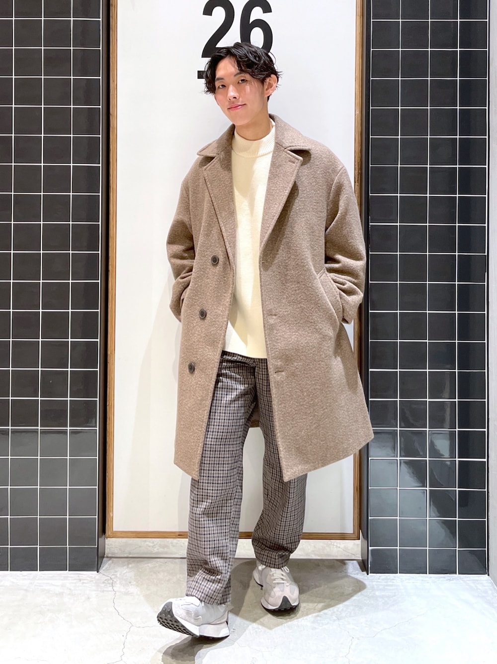 「niko and ...、ニコアンド、私の推しブランド、ビッグシルエット、スラックス、冬コーデ、ロングコート、チェスターコート、モックネック、ニット、白ニット、ワイドパンツ、チェックパンツ、低身長コーデ、厚底シューズ」｜「niko and...のPEネップ起毛コート（チェスターコート、その他）」を使った、ぜっきーさん（メンズ・165cm）の冬コーディネートの2枚目の写真