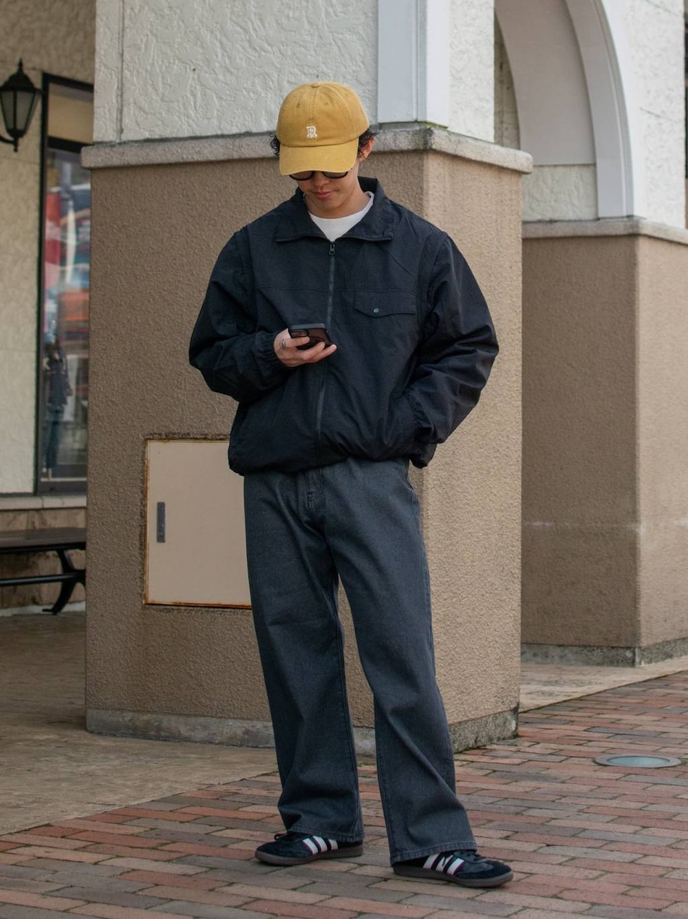「低身長、低身長コーデ、ニコアンド、niko and ...、ブルゾン、ワイドパンツ、デニムパンツ、ワイドデニム、ブラックデニム、キャップ、スニーカー、春コーデ、春服みてみて、春アウター、大人カジュアル」｜「niko and...の[niko and ...JEANS 2024SS]5ポケットワイドデニムパンツ（デニムパンツ、ブラック系）」を使った、ぜっきーさん（メンズ・165cm）の春コーディネートの1枚目の写真