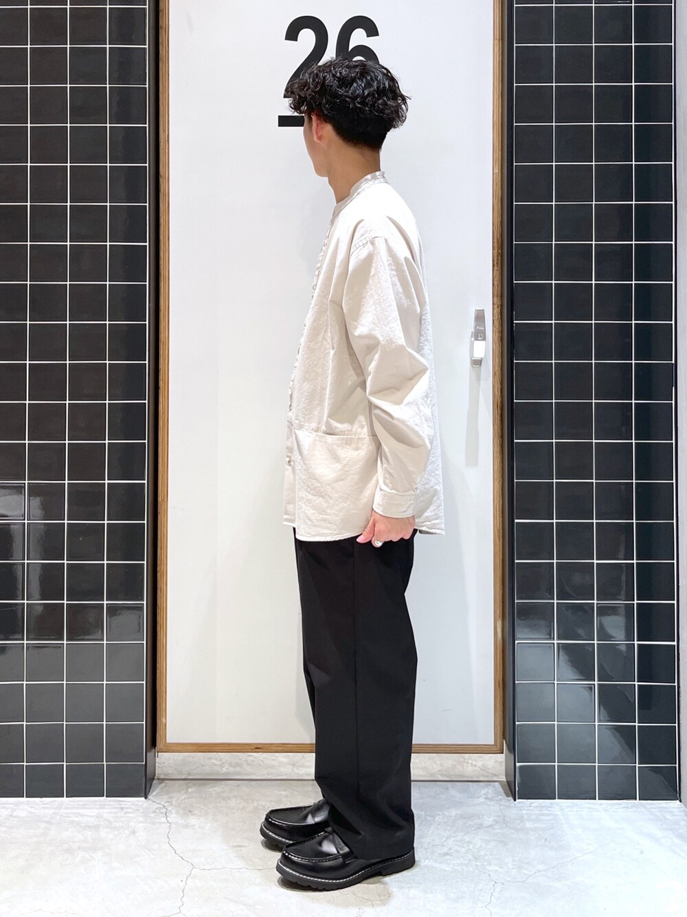 「niko and ...、ニコアンド、シンプルコーデ、シャツスタイル、ノーカラーシャツ、ロングシャツ、スラックス、ワイドパンツ、黒パンツ、ローファー、革靴、春コーデ、低身長コーデ、きれいめカジュアル、ビッグシルエット」｜「niko and...のコットンツイルバンドカラーシャツ（シャツ/ブラウス、ベージュ系）」を使った、ぜっきーさん（メンズ・165cm）の春コーディネートの3枚目の写真