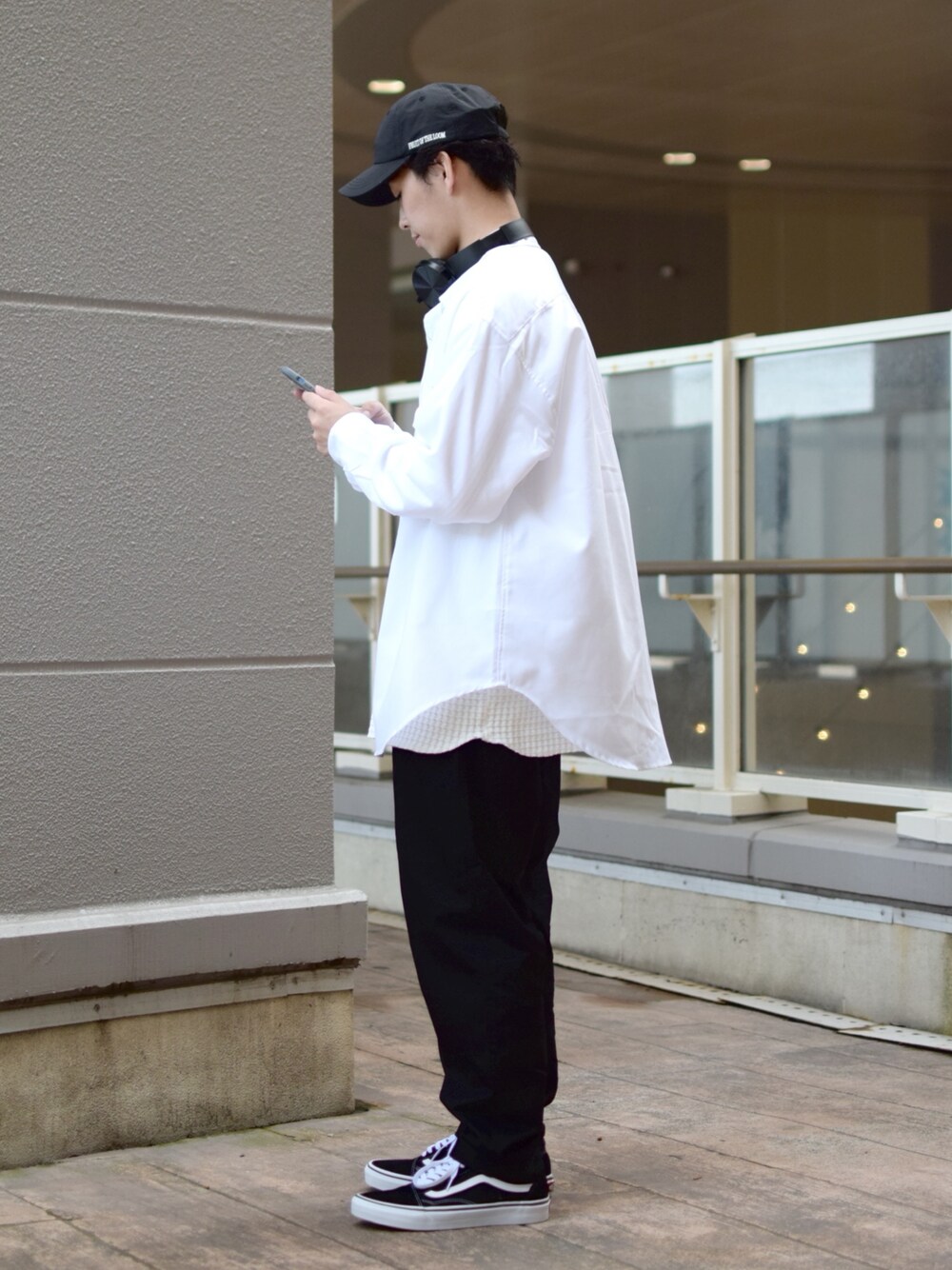 「春服みてみて、シャツスタイル、春コーデ、ビッグシルエット、ビッグシャツ、白シャツ、白Tシャツ、ワッフル、黒パンツ、テーパードパンツ、キャップ、スニーカー、カジュアルコーデ、モノトーンコーデ、低身長コーデ」｜「niko and...のオックスボタンダウンビッグシャツ（シャツ/ブラウス、ホワイト系）」を使った、ぜっきーさん（メンズ・165cm）の春コーディネートの3枚目の写真