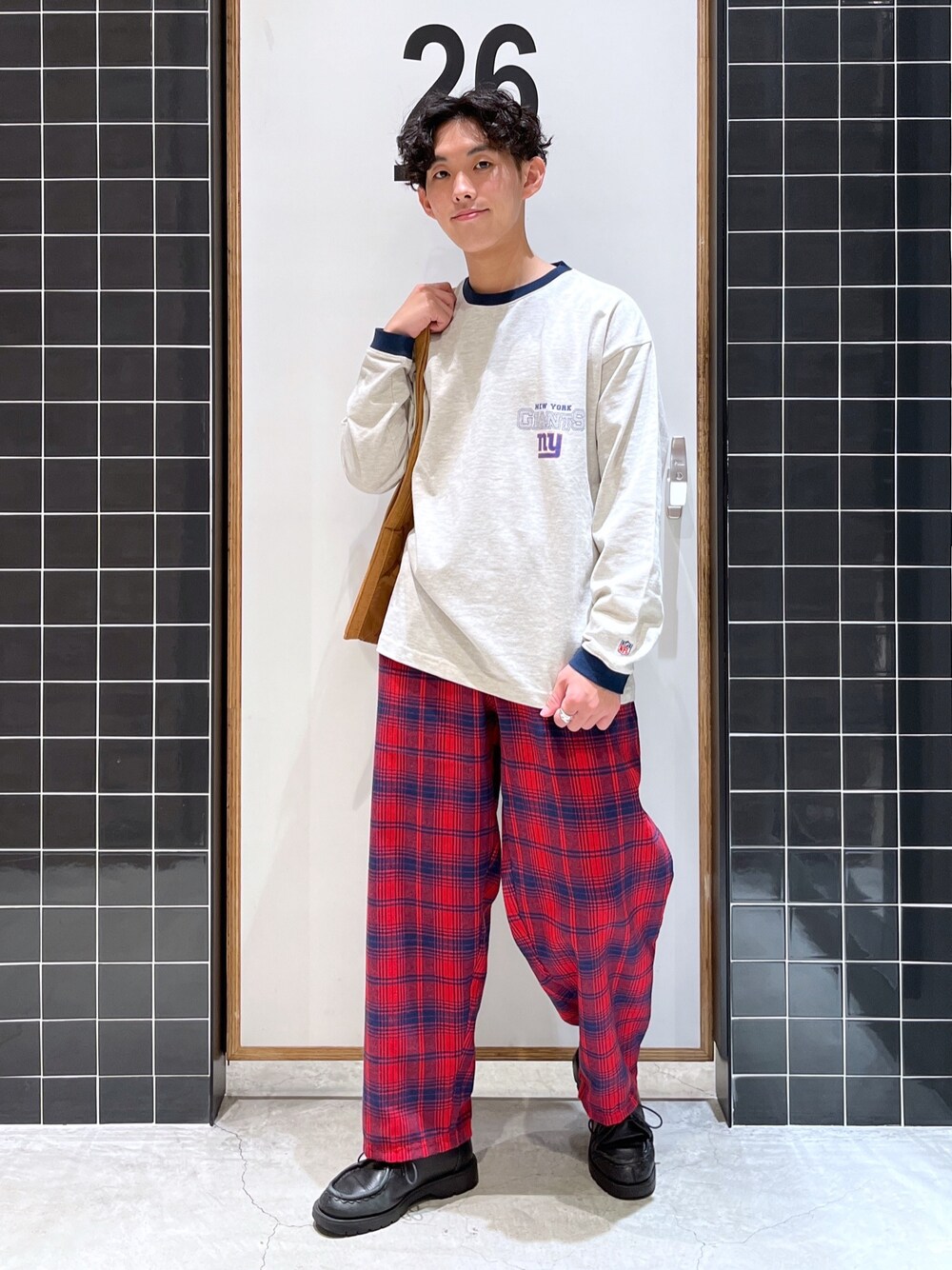 「niko and ...、ニコアンド、私の推しブランド、ロゴT、ロンT、ワイドパンツ、チェックパンツ、チェック柄に恋してる、トートバッグ、カジュアルコーデ、春コーデ、低身長コーデ、シンプルコーデ、NFL、ゆるコーデ」｜「NFLの【NFL×niko and ...】コラボロンＴ（Tシャツ/カットソー、グレー系）」を使った、ぜっきーさん（メンズ・165cm）の冬コーディネートの1枚目の写真