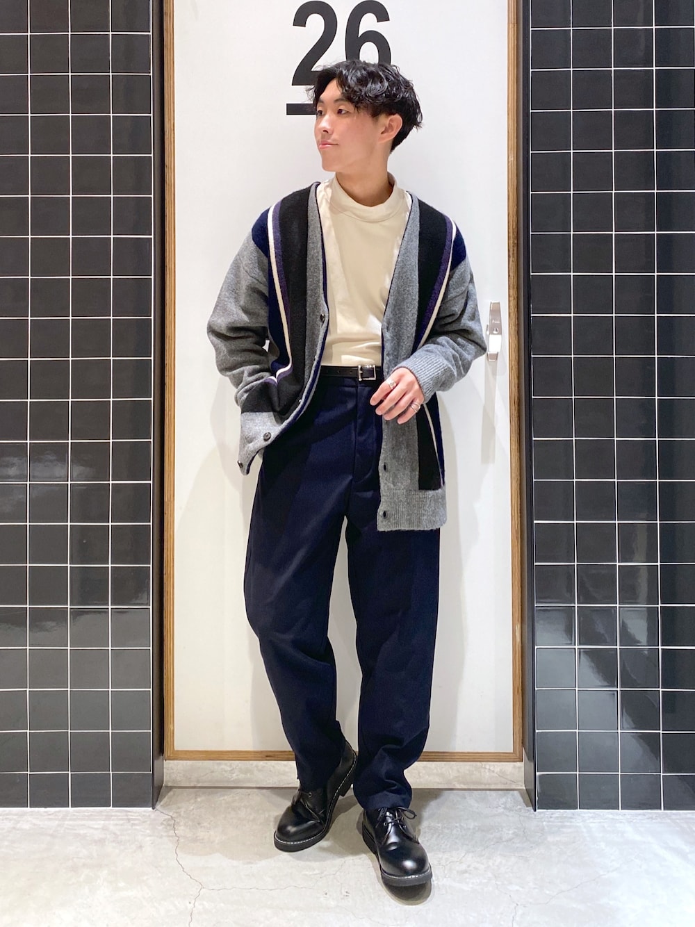 「テーパードパンツ、カーディガン、ビッグシルエット、ニットカーディガン、ハイネック、ストライプ、ロンT、ワイドパンツ、革靴、バルーンパンツ、タックイン、きれいめカジュアル、ニコアンド、niko and ...、ニコアンド(niko and...)」｜「niko and...のピーチPEモックネックプルオーバー（Tシャツ/カットソー、ベージュ系）」を使った、ぜっきーさん（メンズ・165cm）の冬コーディネートの1枚目の写真