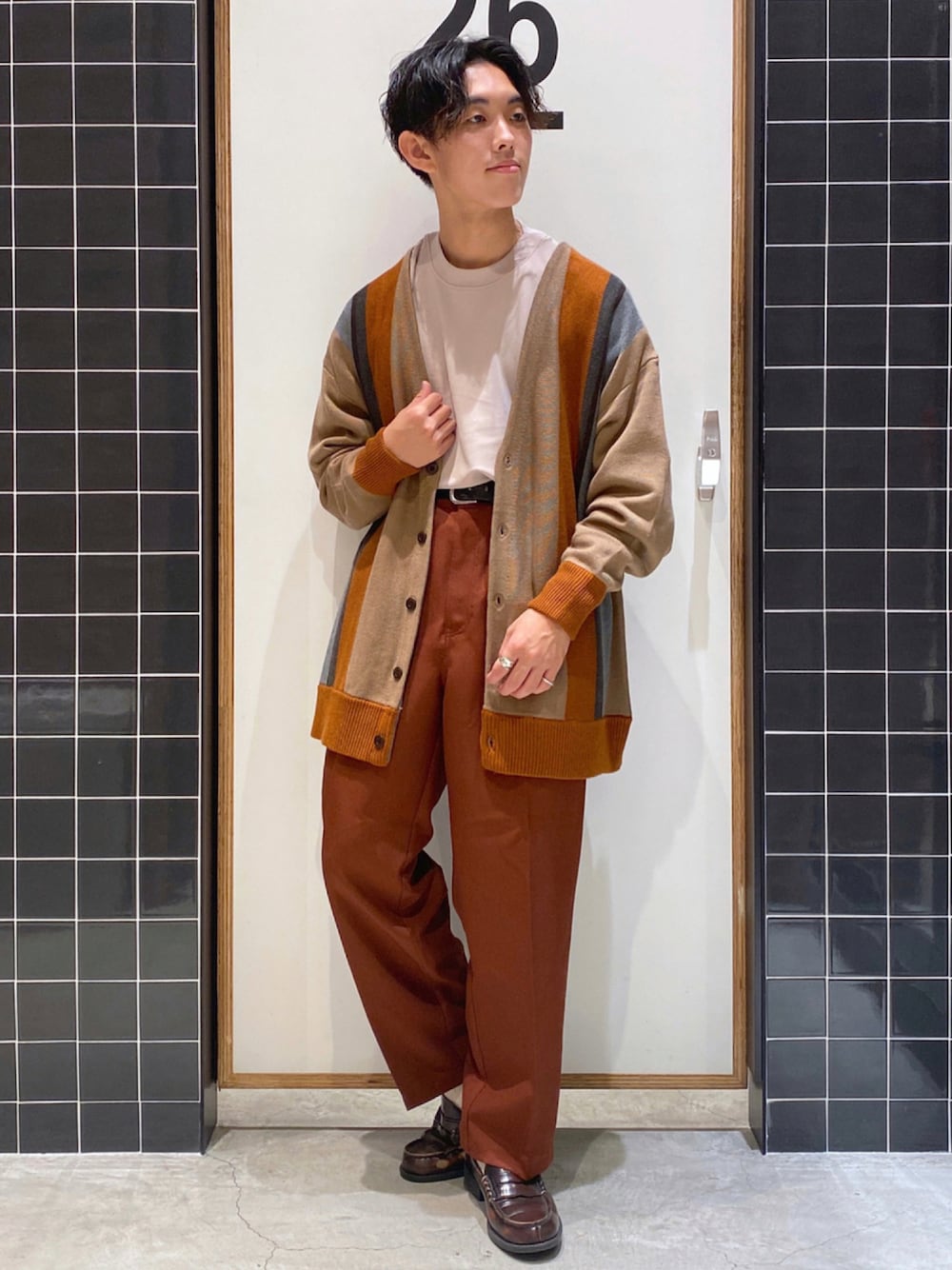 「テーパードパンツ、カーディガン、ビッグシルエット、カラーパンツ、ベージュ、ローファー、ストライプ、ロンT、タックイン、きれいめカジュアル、ニコアンド、バギーパンツ、低身長コーデ、niko and ...、秋コーデ」｜「niko and...のストライプBIGVネックカーディガン（カーディガン/ボレロ、ベージュ系）」を使った、ぜっきーさん（メンズ・165cm）の秋コーディネートの1枚目の写真