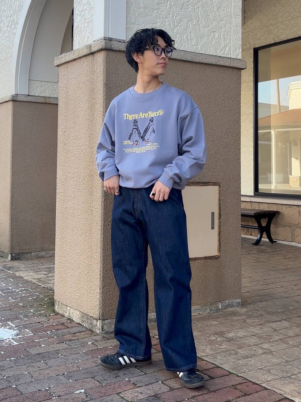 「低身長、体型カバー、ゆったり、niko and ...、スウェット、ワイドパンツ、NKJコーデ_niko and ...」｜「niko and...の【niko and ...JEANS 2025SS】ワイド5ポケットデニムパンツ（デニムパンツ、ブルー系）」を使った、ぜっきーさん（メンズ・165cm）の冬コーディネートの1枚目の写真