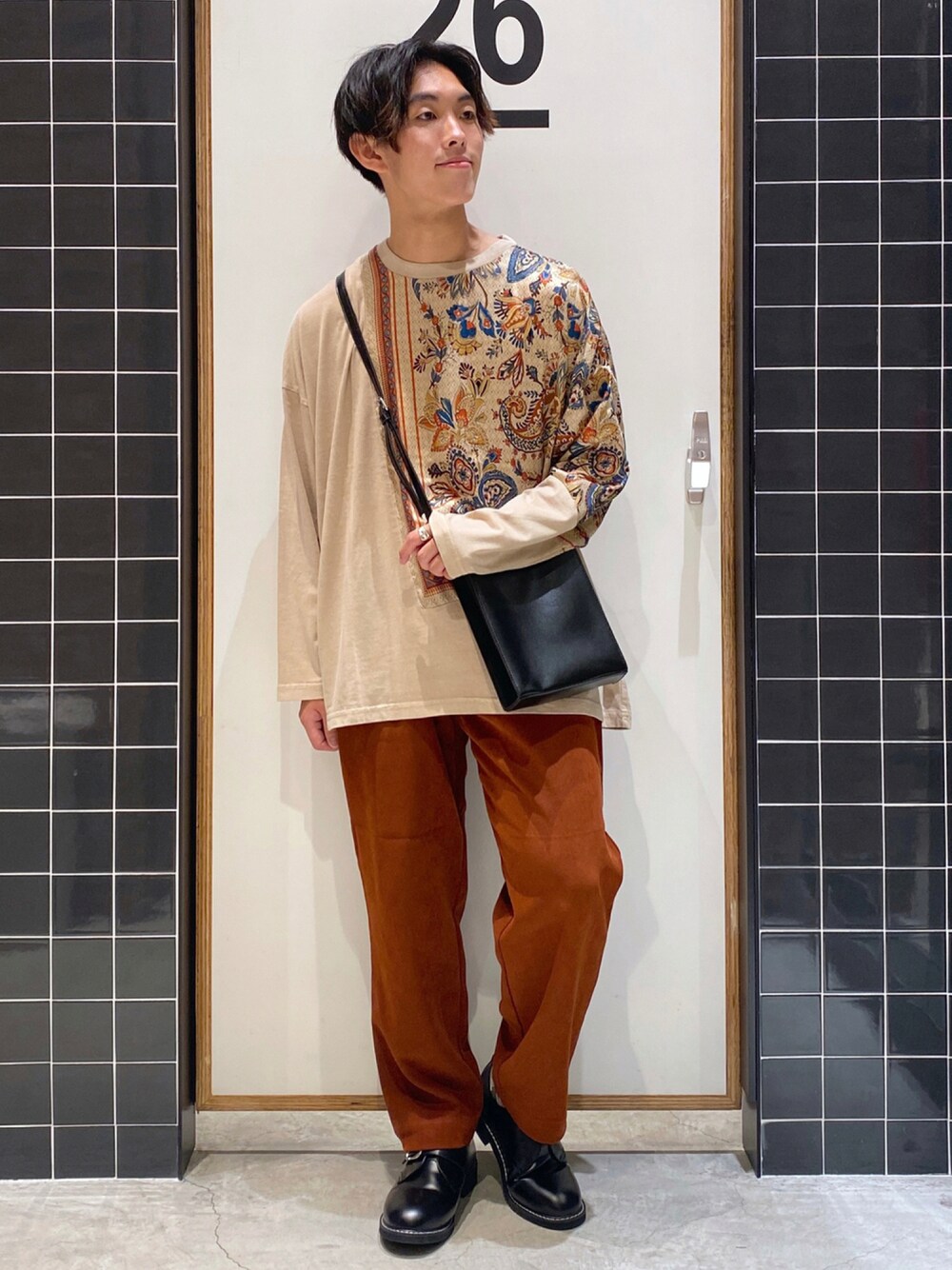 「テーパードパンツ、ビッグシルエット、ベージュ、オレンジ、バンダナ、革靴、レザーバッグ、バンダナ柄、低身長コーデ、柄Tシャツ、スクエアバッグ、オレンジパンツ、モンクシューズ、ベージュTシャツ、だから秋服が好き」｜「niko and...のバンダナピグメントロンＴ（Tシャツ/カットソー、ベージュ系）」を使った、ぜっきーさん（メンズ・165cm）の秋コーディネートの1枚目の写真
