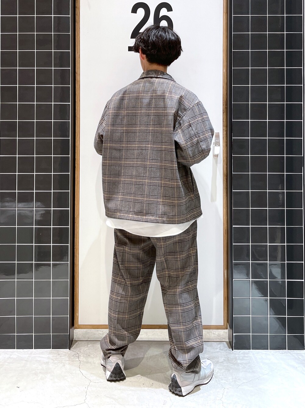 「niko and ...、ニコアンド、私の推しブランド、CPOジャケット、CPOシャツ、チェックシャツ、ノーカラーシャツ、白シャツ、チェックパンツ、スラックス、ワイドパンツ、新年一発目、セットアップ、低身長コーデ、厚底シューズ」｜「niko and...のツイルチェックCPOジャケット（ブルゾン、グレー系）」を使った、ぜっきーさん（メンズ・165cm）の冬コーディネートの3枚目の写真