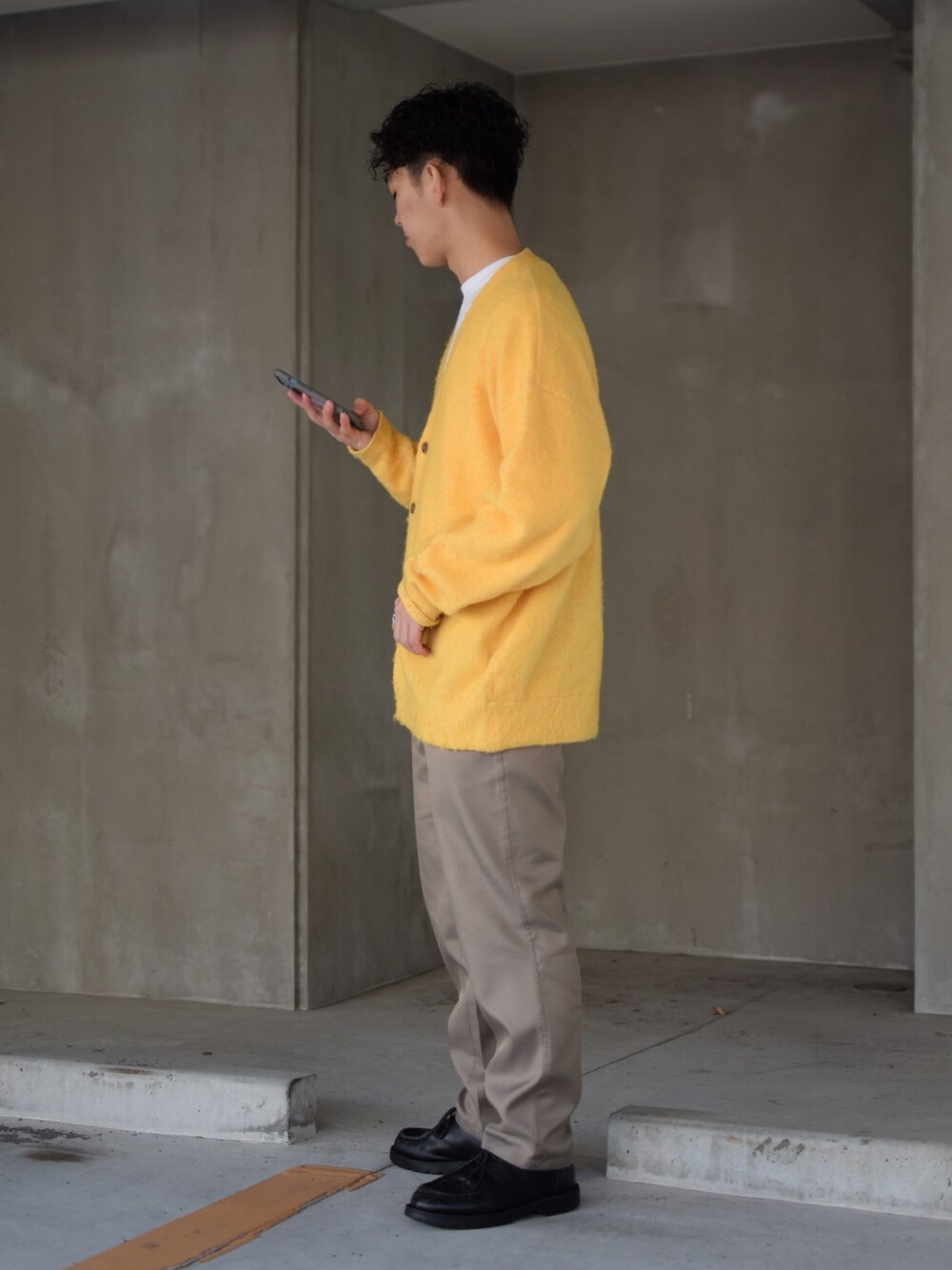 「niko and ...、ニコアンド、私の推しブランド、カーディガン、黄色、ニットカーディガン、テーパードパンツ、革靴、KLEMAN、トレンドコーデ、低身長コーデ、春コーデ、きれいめカジュアル、ビッグシルエット、オーバーサイズ」｜「niko and...のPEギャバジンスリムパンツ（チノパンツ、ベージュ系）」を使った、ぜっきーさん（メンズ・165cm）の冬コーディネートの3枚目の写真
