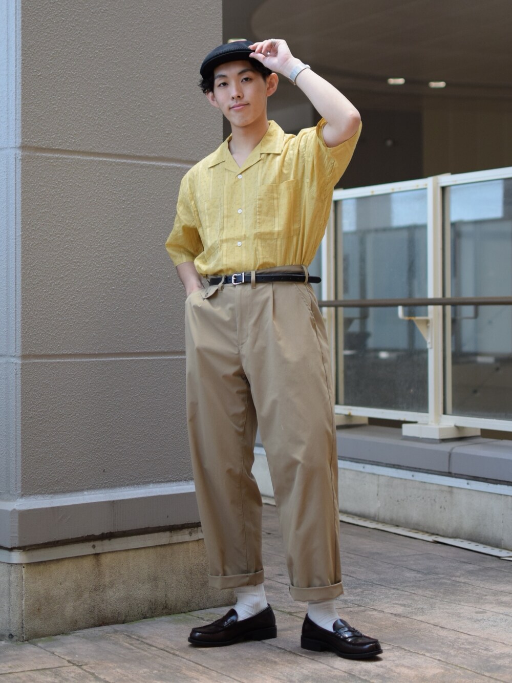 「niko and ...、ニコアンド、オープンカラーシャツ、イエロー、シャツスタイル、タックイン、ワイドパンツ、ベージュパンツ、ロールアップ、革靴、ローファー、ハンチング、KANGOL、レトロ、低身長コーデ」｜「KANGOLの【KANGOL】Tropic 504 Ventair/【カンゴール】トロピック 504 ベントエアー（ハンチング/ベレー帽、ブラック系）」を使った、ぜっきーさん（メンズ・165cm）の春コーディネートの1枚目の写真