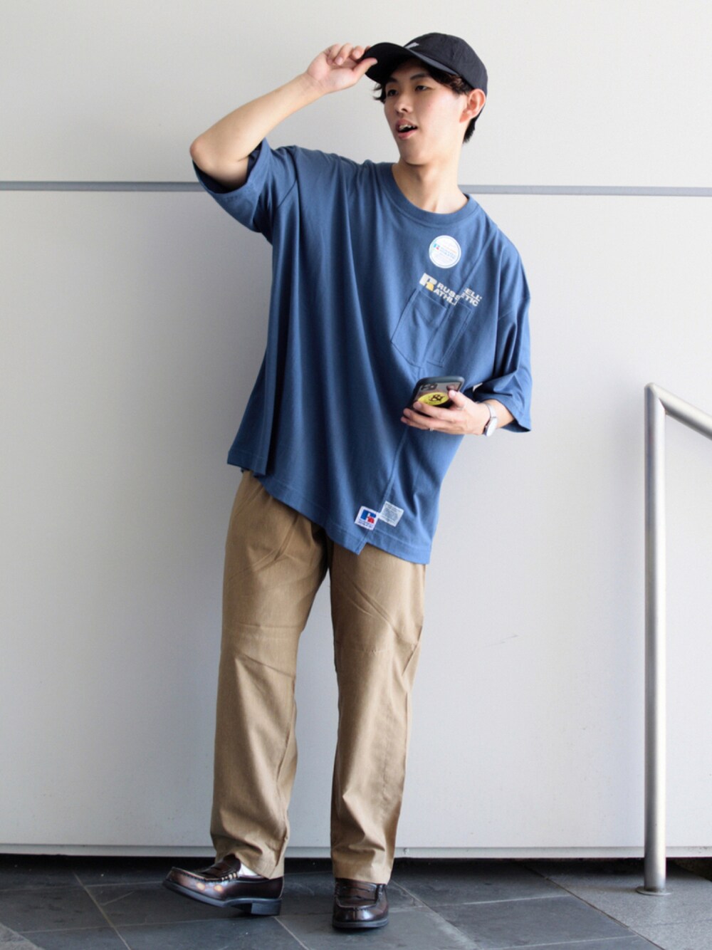 「niko and ...、ニコアンド、RUSSELL ATHLETIC、ブルー、ビッグT、リネンパンツ、ワイドパンツ、ローファー、キャップ、スポーツミックス、スポーツmix、カジュアル、夏コーデ、ビックシルエット、低身長コーデ」｜「Russell Athleticの【Russell Athletic(ラッセルアスレティック)】別注（Tシャツ/カットソー、ブルー系）」を使った、ぜっきーさん（メンズ・165cm）の夏コーディネートの1枚目の写真