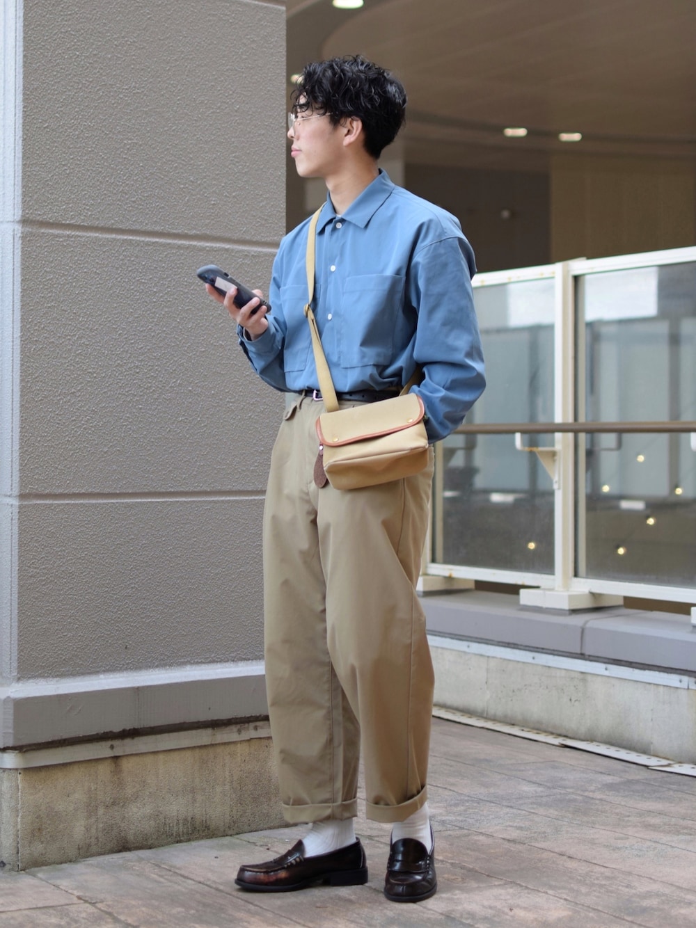 「niko and ...、ニコアンド、春コーデ、パステル映える春、ブルーシャツ、シャツスタイル、ワイドパンツ、スラックス、ベージュパンツ、ローファー、革靴、きれいめカジュアル、タックイン、ショルダーバッグ、低身長コーデ」｜「niko and...のマイクロピーチスキンシャツ（シャツ/ブラウス、ブルー系）」を使った、ぜっきーさん（メンズ・165cm）の春コーディネートの5枚目の写真