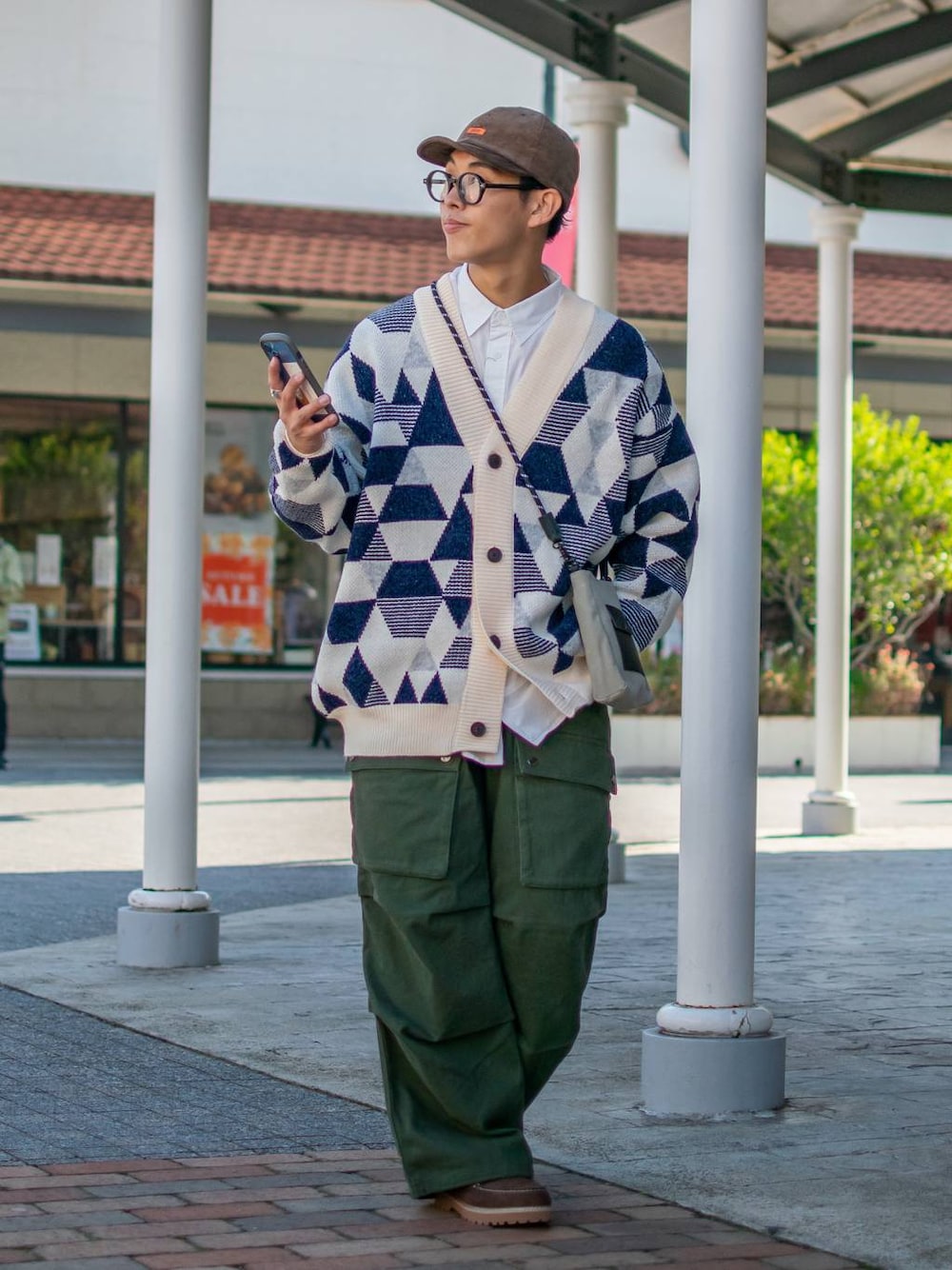 「低身長、低身長コーデ、niko and...、ニコアンド、ファッションを楽しもう、WEARyouthコーデ、ビッグシルエット、カーディガン、ニット、シャツ、ワイドパンツ、カーゴパンツ、キャップ、ショルダーバッグ、デッキシューズ」｜「niko and...のパラコードミニショルダー（ショルダーバッグ、グレー系）」を使った、ぜっきーさん（メンズ・165cm）の秋コーディネートの1枚目の写真