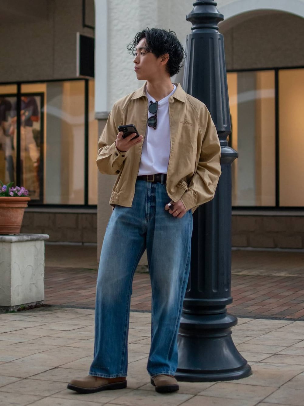 「低身長、低身長コーデ、niko and ...、ニコアンド、スウィングトップ、ブルゾン、ワイドパンツ、デニムパンツ、デニム、革靴、春めき満開コーデ、春色、春服、タックイン」｜「niko and...のネームステッチSWINGトップ（ブルゾン、ベージュ系）」を使った、ぜっきーさん（メンズ・165cm）の春コーディネートの1枚目の写真