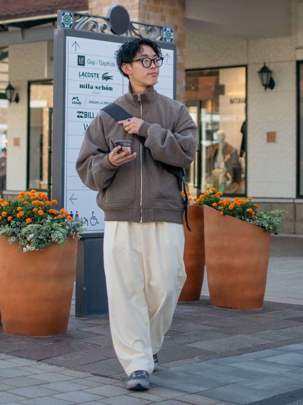 「低身長、低身長コーデ、niko and...、ニコアンド、ブルゾン、ハイネック、ショート丈、ワイドパンツ、白パンツ、ショルダーバッグ、ビッグシルエット、秋コーデ、スニーカー、New Balance、シティーボーイ」｜「niko and...のウーリーテックアーミーリブブルゾン（ブルゾン、ブラウン系）」を使った、ぜっきーさん（メンズ・165cm）の秋コーディネートの1枚目の写真