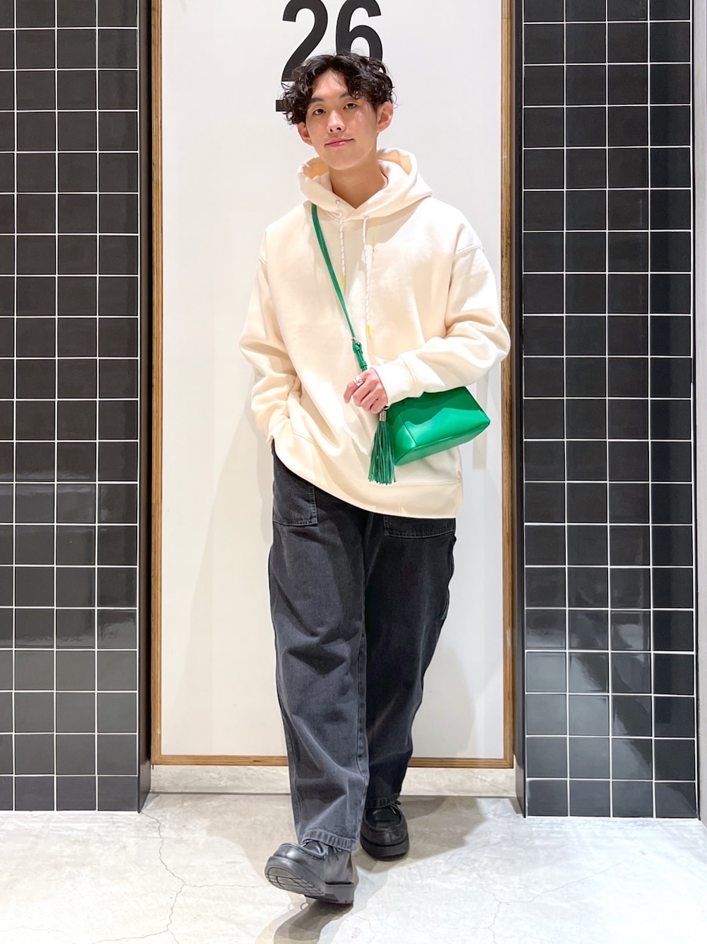 「niko and ...、ニコアンド、白パーカー、パーカー、パーカーコーデ、ワイドパンツ、ワイドデニム、ペインターパンツ、革靴、KLEMAN、ショルダーバッグ、低身長コーデ、グリーン、ビッグシルエット、グリーンバッグ」｜「niko and...の速乾パイル起毛パーカー（パーカー、ベージュ系）」を使った、ぜっきーさん（メンズ・165cm）の冬コーディネートの1枚目の写真