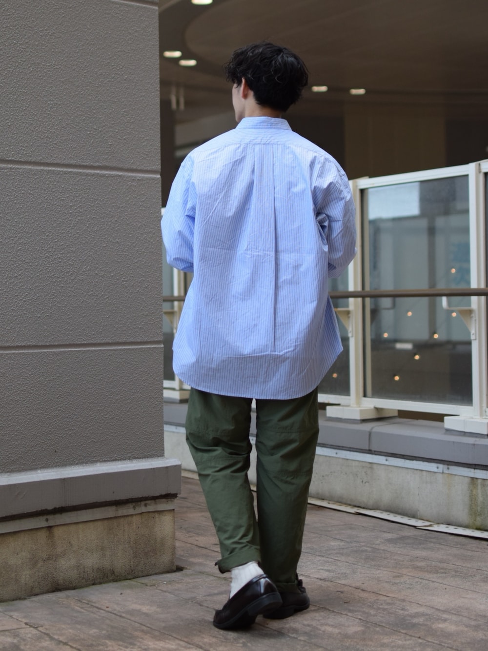 「春服みてみて、春コーデ、シャツスタイル、ストライプ、ストライプシャツ、水色シャツ、ロンT、白Tシャツ、カーキパンツ、革靴、ローファー、ロールアップ、ビッグシルエット、きれいめカジュアル、低身長コーデ」｜「niko and...のスタンダードテックボタンダウンシャツ（シャツ/ブラウス、ブルー系）」を使った、ぜっきーさん（メンズ・165cm）の春コーディネートの4枚目の写真
